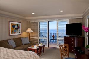 TV a/nebo společenská místnost v ubytování Monterey Bay Inn