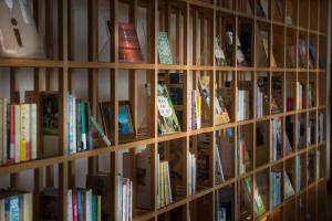 a book shelf filled with lots of books at 間人温泉 炭平 in Kyotango