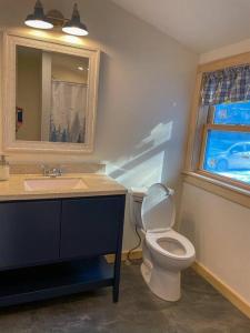 Bilik mandi di Mountain Majesty - Katahdin View & Soft Sand Beach