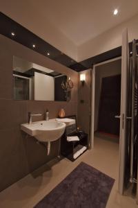W łazience znajduje się biała umywalka i prysznic. w obiekcie Zenthe Small Luxury B&B w mieście Brindisi +16 zdjęć