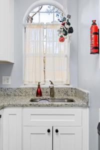 eine Küchentheke mit Spüle und Fenster in der Unterkunft UNCW-Wrightsville Beach-Private Apartment in Wilmington