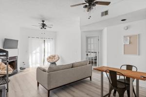 ein Wohnzimmer mit Sofa und Tisch in der Unterkunft UNCW-Wrightsville Beach-Private Apartment in Wilmington