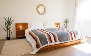 מיטה או מיטות בחדר ב-Joshua Tree West Casa - Hot Tub, Stargazing Dome, King Bed, Level 2 EV