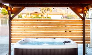 תמונה מהגלריה של Joshua Tree West Casa - Hot Tub, Stargazing Dome, King Bed, Level 2 EV בג'ושואה טרי