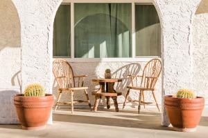 מרפסת או טרסה ב-Joshua Tree West Casa - Hot Tub, Stargazing Dome, King Bed, Level 2 EV