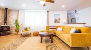 אזור ישיבה ב-Joshua Tree West Casa - Hot Tub, Stargazing Dome, King Bed, Level 2 EV