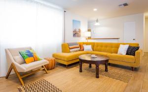 אזור ישיבה ב-Joshua Tree West Casa - Hot Tub, Stargazing Dome, King Bed, Level 2 EV