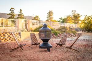 Imagine din galeria proprietății Joshua Tree West Casa - Hot Tub, Stargazing Dome, King Bed, Level 2 EV în Joshua Tree