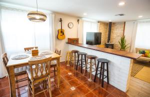 מטבח או מטבחון ב-Joshua Tree West Casa - Hot Tub, Stargazing Dome, King Bed, Level 2 EV