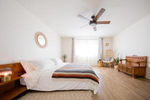 מיטה או מיטות בחדר ב-Joshua Tree West Casa - Hot Tub, Stargazing Dome, King Bed, Level 2 EV