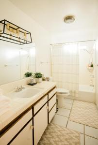 חדר רחצה ב-Joshua Tree West Casa - Hot Tub, Stargazing Dome, King Bed, Level 2 EV