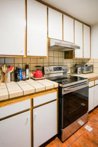 מטבח או מטבחון ב-Joshua Tree West Casa - Hot Tub, Stargazing Dome, King Bed, Level 2 EV