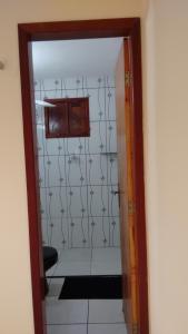 a room with a door leading into a room with a wall at Chalé Alto Mar Flats in São Miguel do Gostoso