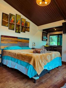 a bedroom with a large bed in a room at Pika 02 by Pika cabins con Piscina privada in San Carlos