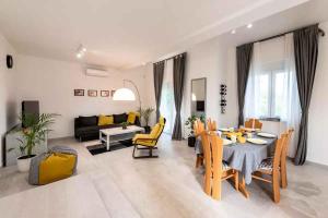 Una sala de estar con una mesa y sillas amarillas. en Holiday home in Rijeka 49910, en Rijeka