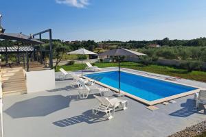 Бассейн в Family friendly house with a swimming pool Visnjan, Central Istria - Sredisnja Istra - 22837 или поблизости