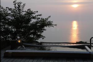 a swimming pool with a view of the ocean at 間人温泉 炭平 in Kyotango