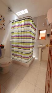 une salle de bain avec un rideau de douche et un lavabo dans l'établissement Casa Morenita mía, à San Cristóbal de Las Casas 31 autres photos