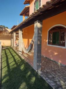 ein Haus mit einer Hängematte am Hof in der Unterkunft casa de Vilatur in Saquarema