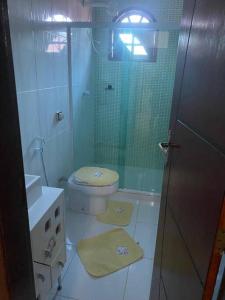 ein Badezimmer mit Toilette und Glasdusche in der Unterkunft casa de Vilatur in Saquarema
