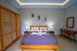 Un dormitorio con una cama, una mesa y un espejo. en Luxury Casa White Palmera, en Uluwatu 26 fotos más