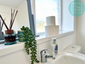Koupelna v ubytování Stylish 3-Bedroom St Helens Home with Parking & Wi-Fi