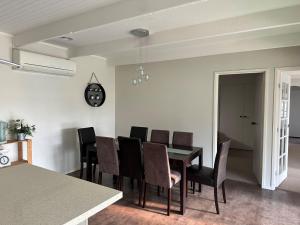 Un comedor con mesa y sillas en Close to the Shops Beach, Perfect for 2 Families, en Inverloch