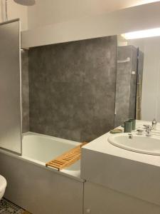 Un baño con bañera, lavabo e inodoro. en Berger des Pyrénées Pied de pistes avec terrasse, en La Mongie 5 fotos más