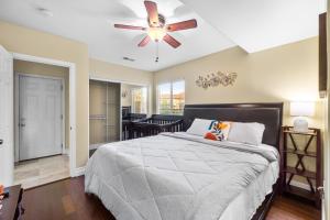 Un dormitorio con una cama y un ventilador de techo. en Entire Private 3-BR Ranch-Style with Backyard, Crib, King Bed, and Free Parking, Available Now, en San Diego 34 fotos más