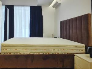 1 dormitorio con 1 cama con cabecero grande en Lazuly 2 BDR Luxury, en Varna