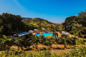 une vue aérienne d'un complexe hôtelier avec piscine dans l'établissement Pousada Vale do Dinossauro, à São Pedro