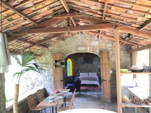 a room with a bed and a table and chairs at El Refugio de los Ángeles in San Antonio del Tequendama