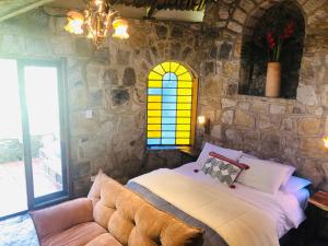 a bedroom with a bed and a stained glass window at El Refugio de los Ángeles in San Antonio del Tequendama