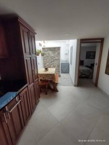 Una sala de estar con una mesa y una chimenea. en Hostal casa Claudia in Jardin Antioquia, en Jardín