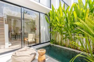 una piscina cubierta en una casa con plantas en Oasis Villa 8 by Betterplace, en Canggu