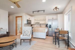 Una cocina y una sala de estar con mesa y sillas. en Philipsburg Suite! Views, Ski, Hike, Fish!, en Philipsburg