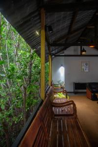 une rangée de bancs dans une pièce avec des arbres dans l'établissement Kadolana Heritage Kalpitiya, à Kalpitiya 44 autres photos