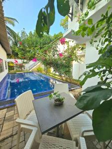- une table et des chaises à côté de la piscine dans l'établissement Kadolana Heritage Kalpitiya, à Kalpitiya