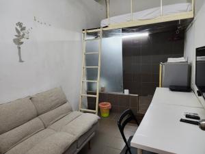 吉隆坡Mini Studio 6 with MRT LRT的带沙发和高架床的客厅