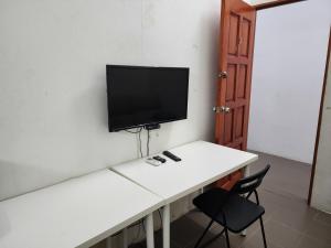 Mini Studio 6 with MRT LRT的电视和/或娱乐中心