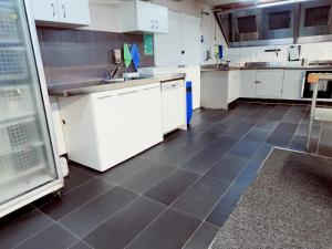 Kuchyň nebo kuchyňský kout v ubytování Oceanic Hostel