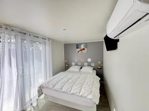 Postel nebo postele na pokoji v ubytování Cottage Luxe 3 Chambres, Jacuzzi, Piscine et Parking à 12 km des Sables d'Olonne - FR-1-197-608 + 19 fotografií