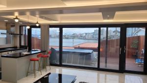 統営市にあるTongyeong Beach Houseのキッチン(景色を望む大きな窓付)