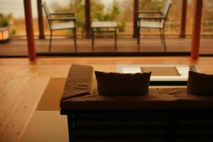 a living room with a couch and two chairs at 間人温泉 炭平 in Kyotango