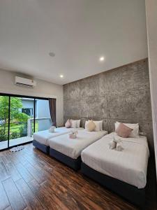 Postel nebo postele na pokoji v ubytování Destino Hotel Surin