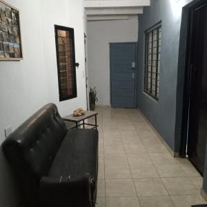 un soggiorno con divano e porta blu di Alojamiento B&B Corrientes a Corrientes