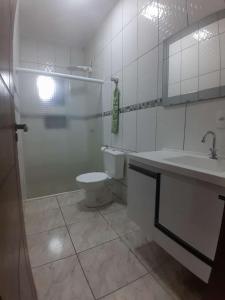 ein Badezimmer mit Toilette, Waschbecken und Dusche in der Unterkunft sitio sonho verde in Serra Negra