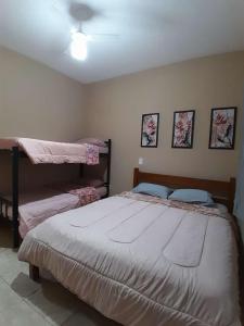 ein Schlafzimmer mit einem großen Bett in einem Zimmer in der Unterkunft sitio sonho verde in Serra Negra + 21 Fotos