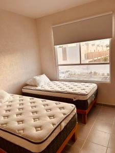 En eller flere senge i et værelse på Casa Frente a Alberca cerca de playa