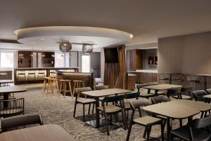 a restaurant with tables and chairs and a bar at SpringHill Suites by Marriott San Antonio Downtown-Riverwalk Area in San Antonio